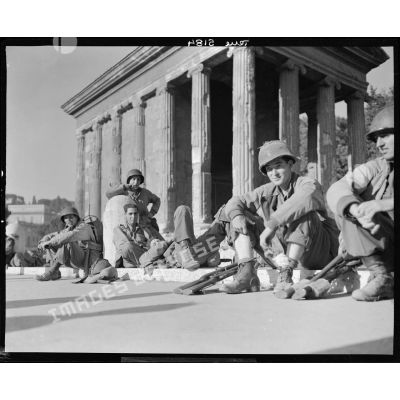 Des fantassins américains de la 34th infantry division (division d'infanterie) font une halte devant le temple de Portunus dans Rome libérée.<br>