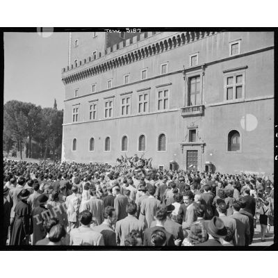 La foule manifeste sous le balcon de Mussolini.