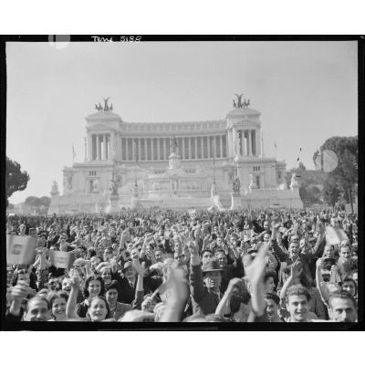 La foule en liesse acclame les troupes libératrices sur la piazza Venezia. A l'arrière-plan, le monument dédié à Victor-Emmanuel II.