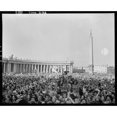 Place Saint-Pierre, la foule écoute l'allocution de pape Pie XII après l'entrée des Alliés dans Rome.