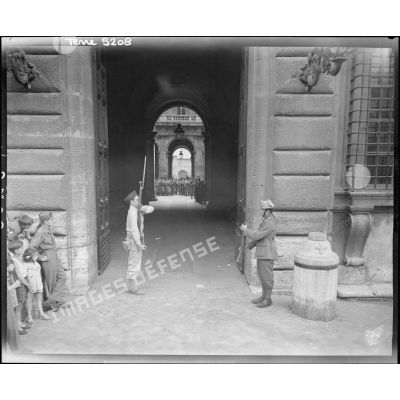 Un marsouin du BIMP (bataillon d'infanterie de marine et du Pacifique) de la 1re DMI (division de marche d'infanterie, ex. 1re division française libre), relève un carabinier italien devant le palais Farnese, ambassade de France à Rome.