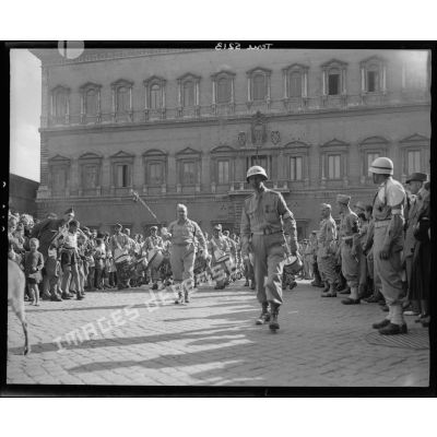 Le défilé de la musique le 6 juin 1944 à Rome.