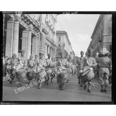 Le défilé de la musique le 6 juin 1944 à Rome.