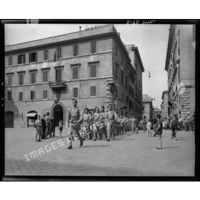 Le défilé des troupes françaises le 6 juin 1944 à Rome.