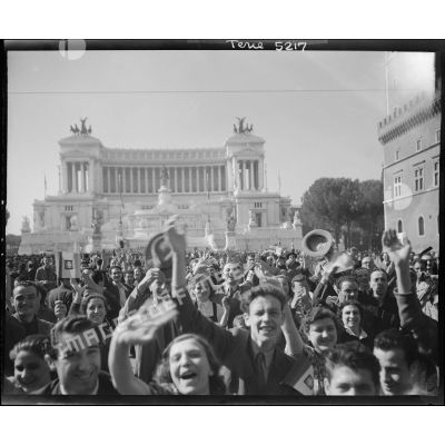 La foule acclame les troupes françaises le 6 juin 1944 à Rome.