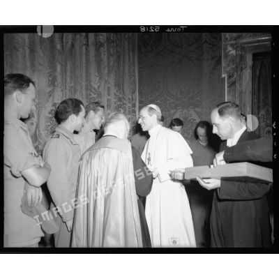 Le pape Pie XII rencontre des correspondants de guerre au Vatican.