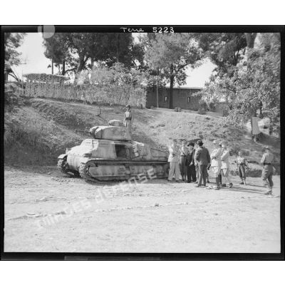 Exercice de tir réduit par un char en présence de M.Diethelm lors d'une inspection de l'école des élèves-aspirants de Cherchell.