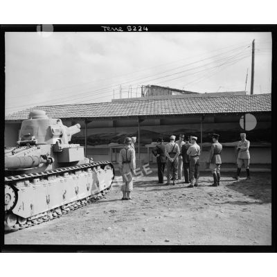 Elèves à l'instruction au panorama d'observation de chars lors d'une inspection de l'école des élèves-aspirants de Cherchell.