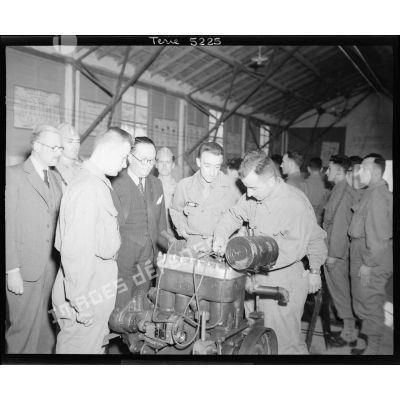 Depannage d'un moteur de train en présence de M. Diethelm lors d'une inspection de l'école des élèves-aspirants de Cherchell.