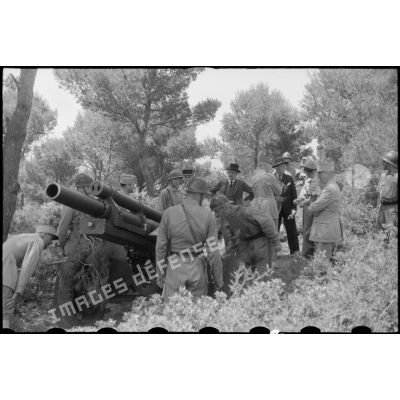 Mise en batterie d'un canon d'artillerie lors d'une inspection de l'école des élèves-aspirants de Cherchell.