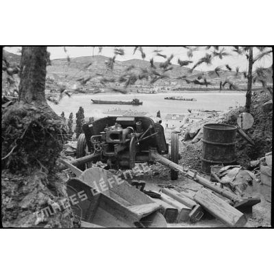 Une pièce antichar allemande de 7,5 cm Pak 38 ou Pak 40 sur une plage de l'île d'Elbe.