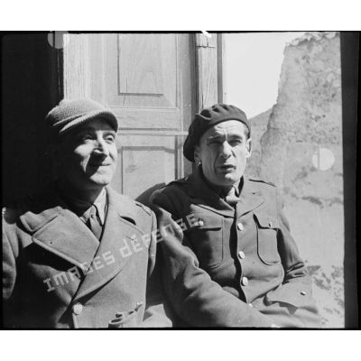 Portraits des correspondant de guerre Pierre Ichac (à droite) et Claude-Henry Leconte (à gauche).