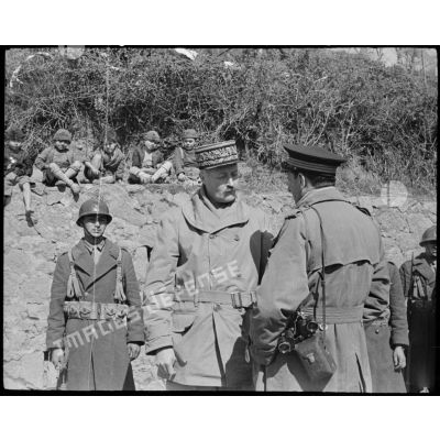 Pendant la revue des troupes à Cescheto, le général Giraud discute avec un opérateur du SCA.