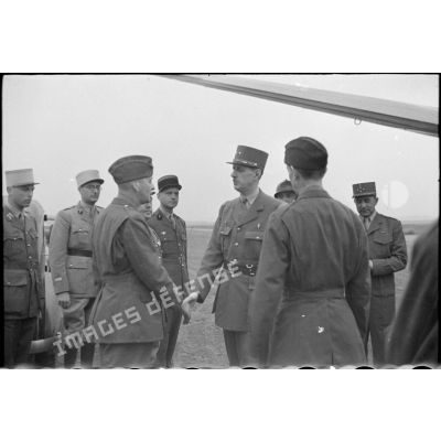 Le colonel Lher et le général De Gaulle se serrent la main.