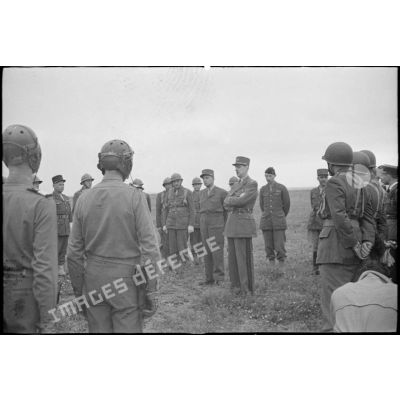Le général De Gaulle passe les troupes en revue.