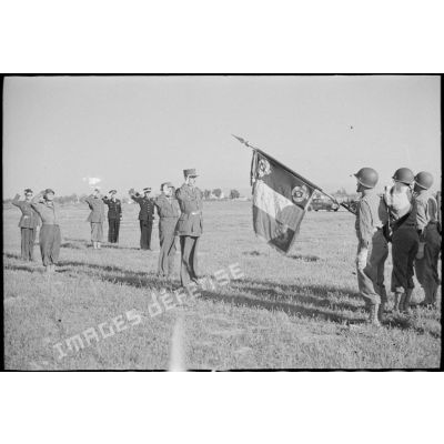 Les généraux saluent le drapeau français.