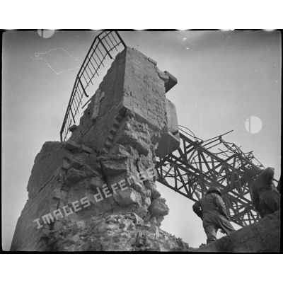 Reconstruction d'un pont détruit par les Allemands.