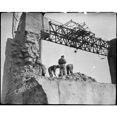 Reconstruction d'un pont détruit par les allemands.