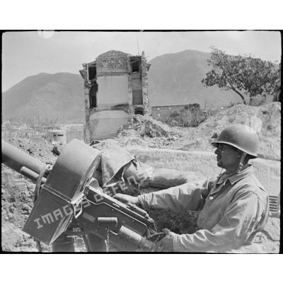 Un soldat en position à la mitrailleuse devant Sessa.
