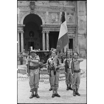 Le drapeau de la Légion étrangère et sa garde d'honneur dans la cour de la villa Médicis.