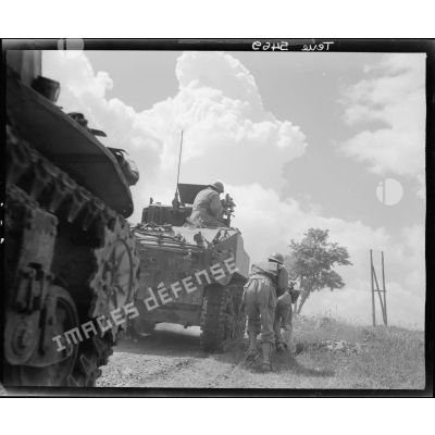 Des chars légers Stuart M5 du 1er escadron du 3e RSM (régiment de spahis marocains), qui font partie d'un des pelotons du détachement blindé de la 2e DIM (division d'infanterie marocaine), sont engagés dans la poursuite des combats vers Sienne.
