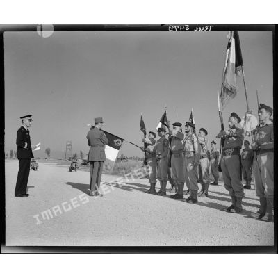 Le général décore le drapeau d'un régiment d'infanterie de marine sur l'aérodrome de Marcianise.