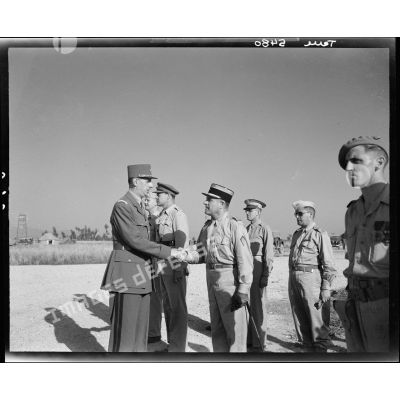 Le général de Gaulle s'entretient avec des officiers alliés sur l'aérodrome de Marcianise.