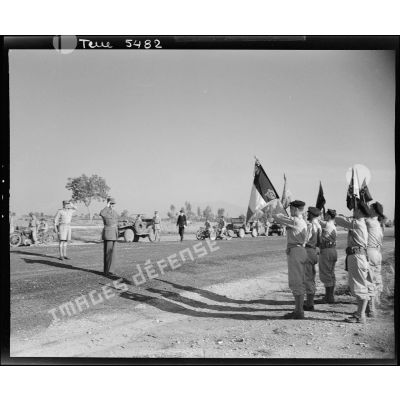 Le général de Gaulle salue le drapeau des fusiliers marins sur l'aérodrome de Marcianise.