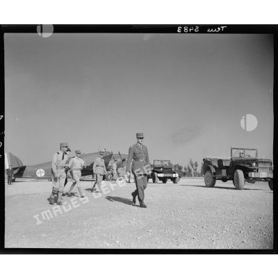 Le général de Gaulle à sa descente d'avion sur l'aérodrome de Marcianise.