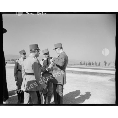 Entretien du général de Gaulle avec les généraux Juin, Brosset et Béthouart sur l'aérodrome de Marcianise.