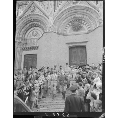 Des généraux et officiers supérieurs du corps expéditionnaire français (CEF) sortent de la cathédrale Notre-Dame-de-l'Assomption (duomo de Sienne) après avoir assisté à une messe.