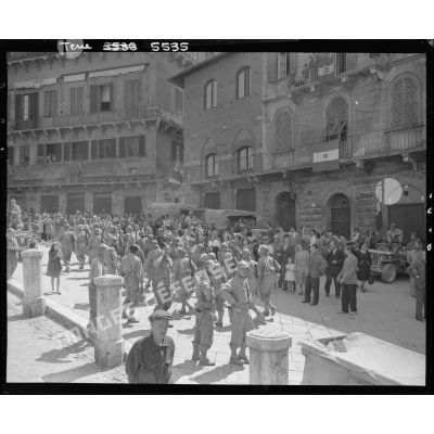 Des tirailleurs de la 3e division d'infanterie algérienne (3e DIA) sont mêlés à la population devant l'hôtel de ville avant une cérémonie sur la Piazza del Campo.