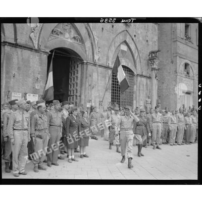 Les généraux Juin, de Larminat et de Monsabert sortent de l'hôtel de ville de Sienne avant une cérémonie sur la Piazza del Campo.