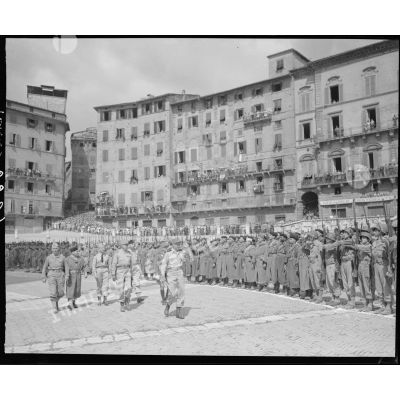 Cérémonie rassemblant les troupes du CEF sur la Piazza del Campo à Sienne.