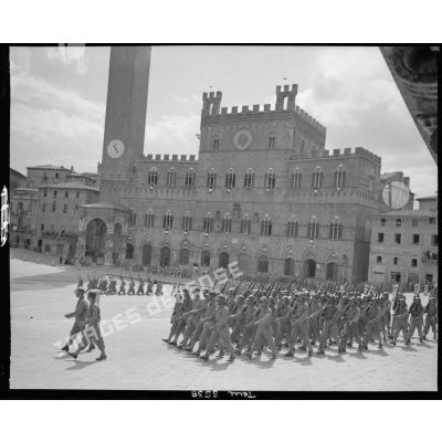 Mise en place de tirailleurs pour une cérémonie rassemblant les troupes du corps expéditionnaire français (CEF) sur la Piazza del Campo à Sienne.