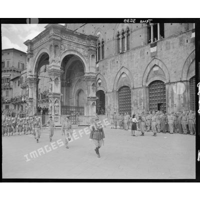 Défilé sur la Piazza del Campo à Sienne devant les autorités des troupes du corps expéditionnaire français (CEF) avec en tête le général de division Joseph de Monsabert.