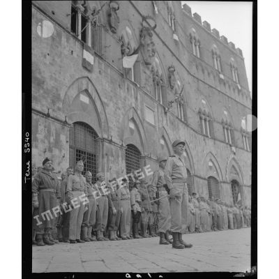 Le général d'armée Alphonse Juin, commandant le corps expéditonnaire français (CEF), assiste au défilé des troupes en présence de nombreux officiers généraux et supérieurs sur la Piazza del Campo à Sienne.