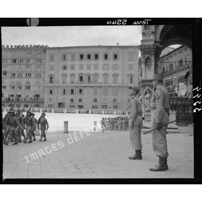 Les généraux Juin et de Larminat assistent au défilé des unités du corps expéditionnaire français (CEF) sur la Piazza del Campo à Sienne.