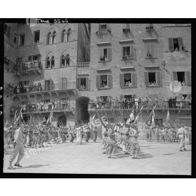 Les drapeaux et étendards des unités du corps expéditionnaire français (CEF) défilent sur la Piazza del Campo à Sienne.
