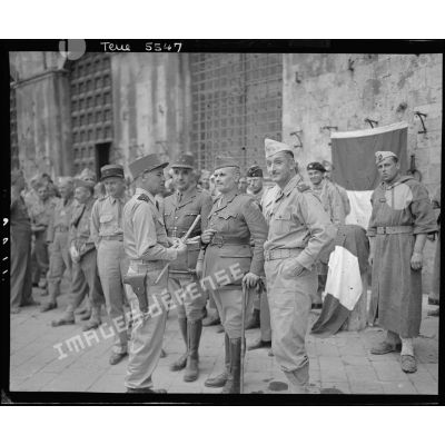 A l'issue de la cérémonie et du défilé des troupes du corps expéditionnaire français sur la Piazza del Campo à Sienne, le général d'armée Alphonse Juin s'entretient notamment avec le général de brigade André Dody.