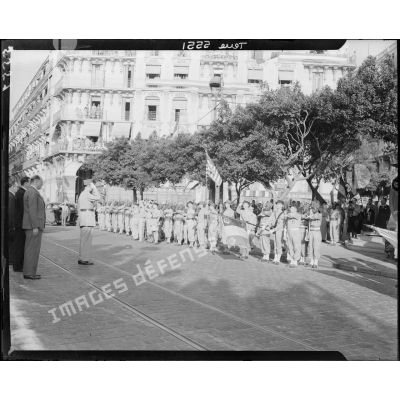 Le général de Gaulle salue les drapeaux lors du 14 juillet 1944 à Alger.
