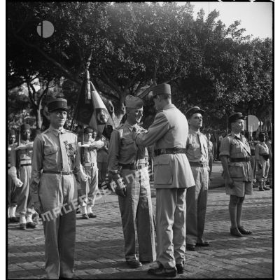 Le général de Gaulle décore un mutilé de guerrelors du 14 juillet 1944 à Alger.