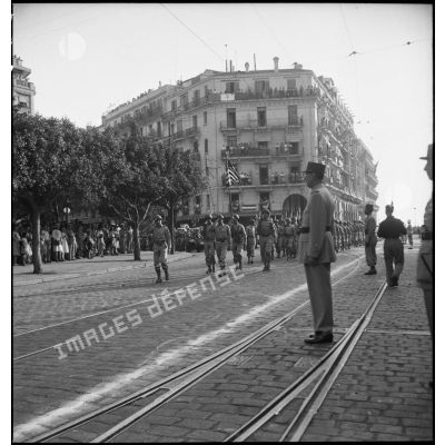 Défilé d'un détachement américain devant le général de Gaulle lors du 14 juillet 1944 à Alger.