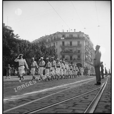 La marine américaine défile lors du 14 juillet 1944 à Alger.