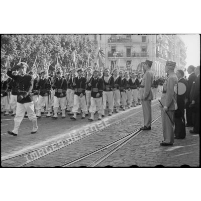 Défilé des marins français devant le général de Gaulle lors du 14 juillet 1944 à Alger.