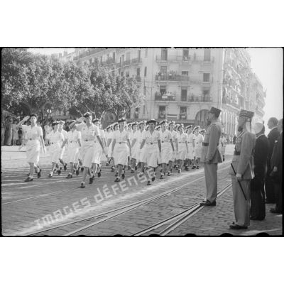 Défilé du détachement féminin de la Marine nationale lors du 14 juillet 1944 à Alger.
