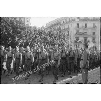 Défilé des élèves aspirants de Cherchell lors du 14 juillet 1944 à Alger.
