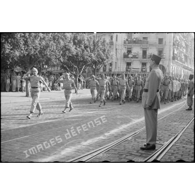 Défilé des élèves de l'école des cadres de Douéra lors du 14 juillet 1944 à Alger.