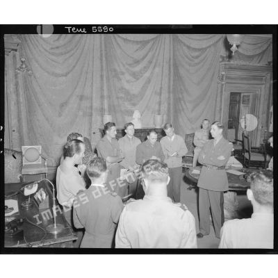 Le général de Gaulle fait une conférence au palais Farnèse en présence des correspondants de guerre.