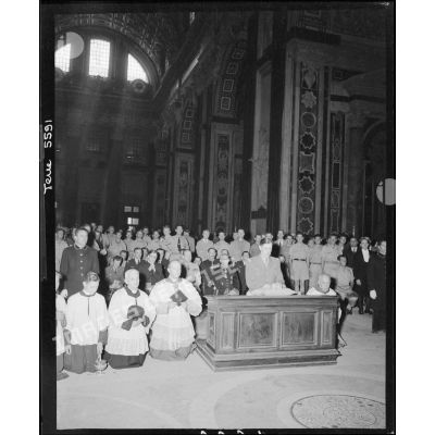 Le général de Gaulle en prière à la basilique Saint-Pierre de Rome.